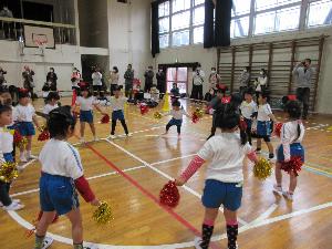 写真：全園児でのダンス