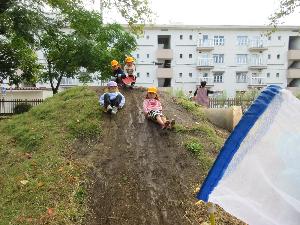 写真：山滑りを楽しむ年中児と年少児