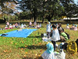 写真：笠松運動公園でみんなとお弁当の時間