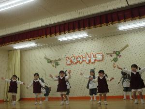 写真：年少組がとなりのトトロのダンスをしている様子