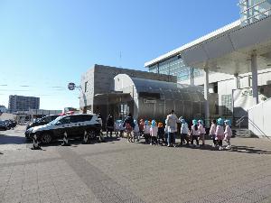 写真：駅前交番の横を通っている園児