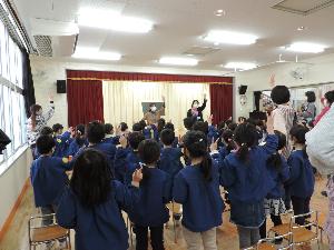 写真：交通安全のお約束をしている幼稚園児