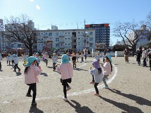 写真：準備運動を全園児でしている様子