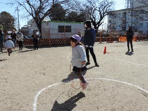 写真：年中児のなわとび