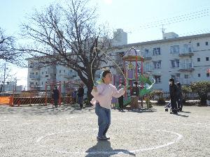 写真：記録を塗り替えようと頑張ってなわとびを跳ぶ年長女児