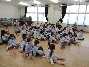 写真：ひな祭り集会に参加する幼稚園児