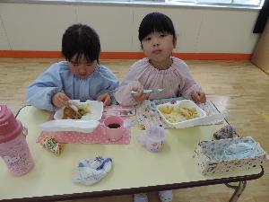 写真：カレーをたくさん食べているところ