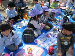 写真：園庭で今年度最後のお弁当の様子