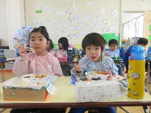 写真：年長児の昼食の様子