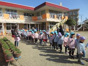 写真：年長児と異学年で手をつなぎ、第4公園へ出発