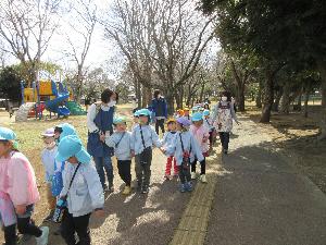 写真：楽しかったね！幼稚園へ向かって出発です