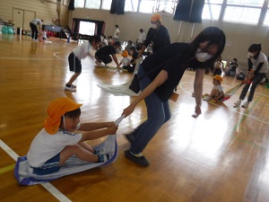 写真：お母さんに引っ張ってもらい喜ぶ年中児