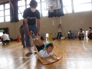 写真：バスタオルに子どもが乗り喜んでいる様子