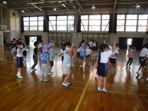 写真：猛獣狩りゲームを楽しむ幼稚園生と一年生