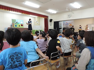 写真：市の交通指導員さんのお話をじっと見つめる幼稚園児