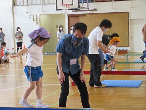 写真：平均台のコースをバランスをとってわたる年長女児