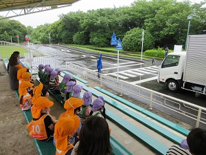 写真：実験を見学している子供たちの様子