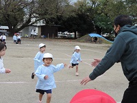 写真：園長先生のゴールを目指す、年少さんのかけっこ