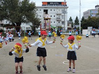 写真：楽しくダンスを踊る年中児