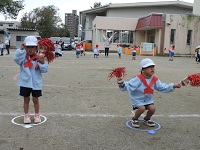 写真：ダンスを踊る年少児