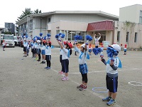 写真：年長児のダンスの様子