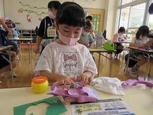 写真：ブドウの製作をする年長女児