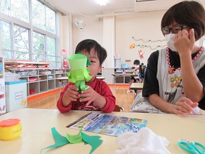 写真：ブドウの製作をする年長男児