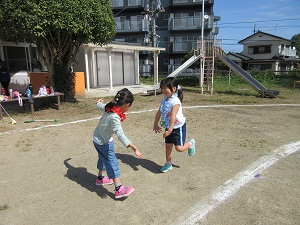 写真：音楽に合わせてダンスを楽しむ年長女児