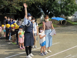 写真：道路を横断する練習をしている年長親子の様子