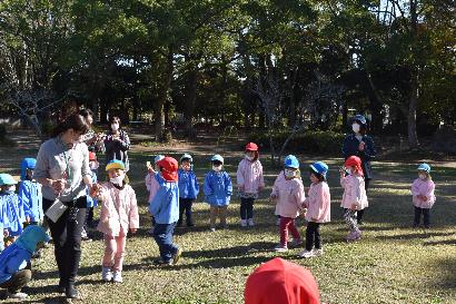 写真：芝生でゲームをしている