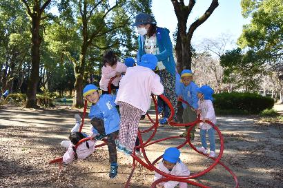 写真：パイプの遊具で遊んでいる幼児