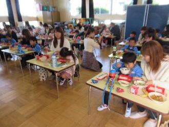 写真：親子給食