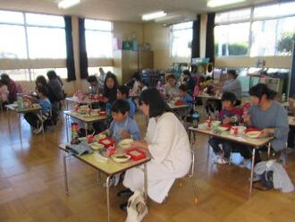 写真：さくら組親子給食