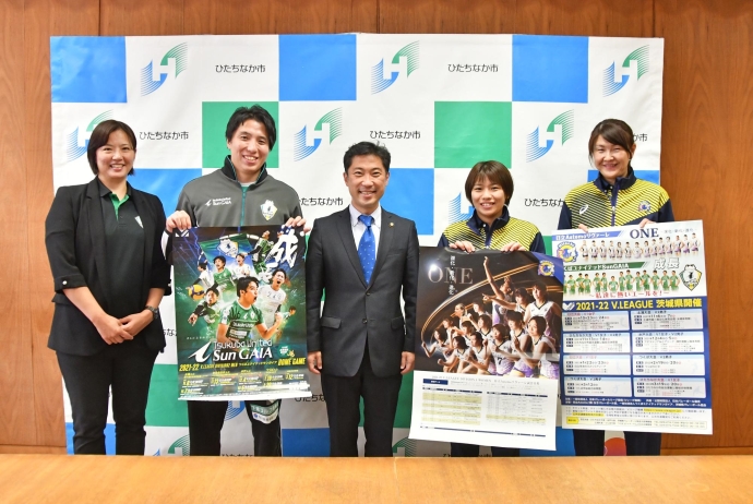 写真：日立Astemoリヴァーレ、つくばユナイテッドSunGAIAの皆さんと記念撮影する大谷市長