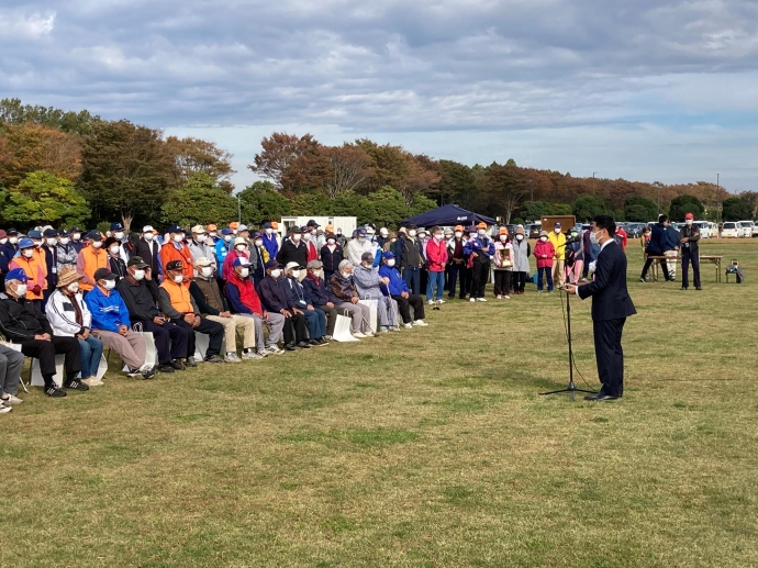 写真：出場者を前に挨拶する大谷市長