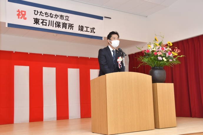 写真：演台で挨拶をする大谷市長