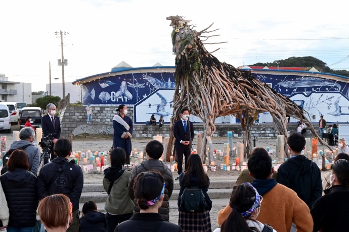 写真：キャンドル作品の前で挨拶する大谷市長とキャンドルジュン氏、海野実行委員長