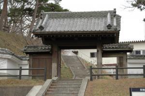 写真：下から見た山上門