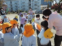 写真；幼稚園に小学k1年生と先生が招待状を届けに来た様子