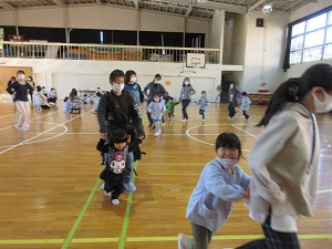 写真：親子でリズムに合わせて体を動かしているところ