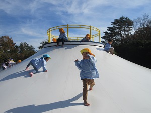 写真：海浜公園の遊具を楽しむ幼稚園児の様子