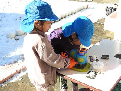 顕微鏡で雪の結晶を見ています。