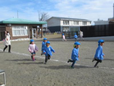 マラソンをする子どもたち