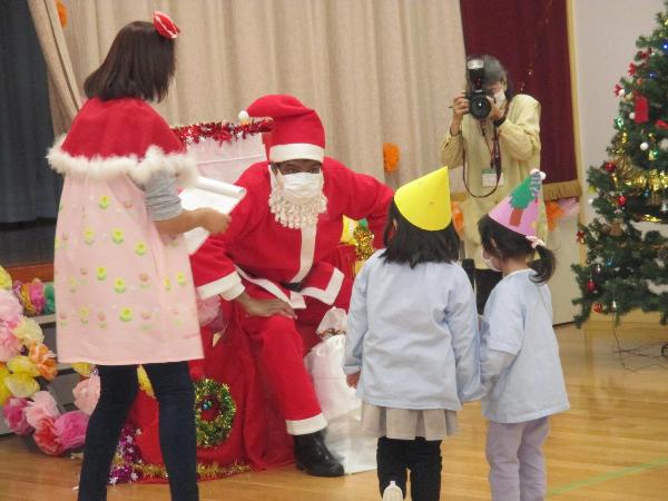 写真サンタさんに質問する女児