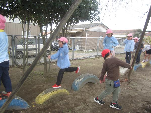 写真タイヤ跳びを楽しむ幼稚園児