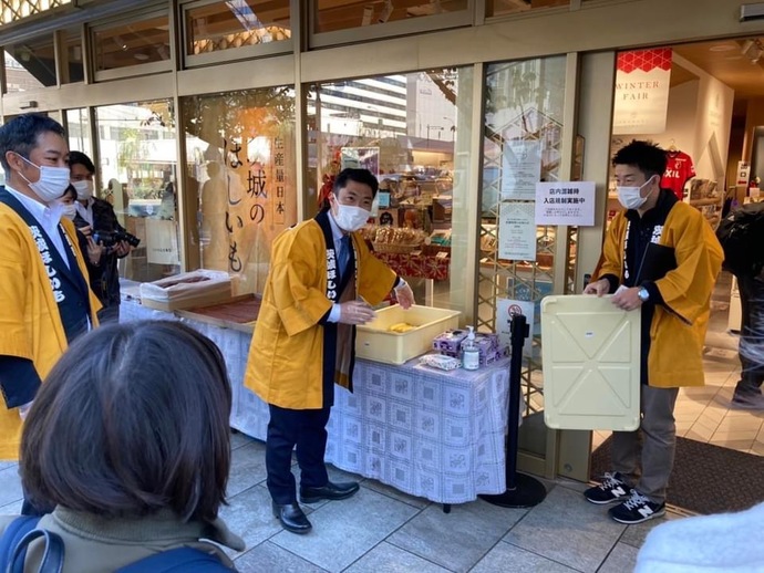 写真：ほしいもをPRする大谷市長