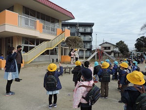 写真:幼稚園生が降園時に交通安全の約束をしている