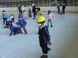 写真:氷上で転ばずに動けるようになってきた園児