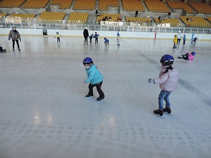 写真:スケート体験教室で滑れるようになってきた園児