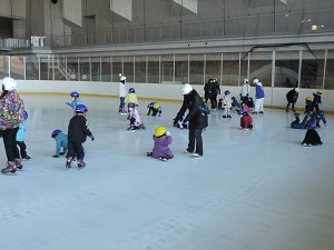 写真:氷上で転んでも何度も立ち上がってチャレンジする園児